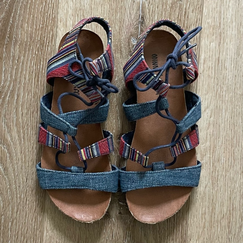 Minnetonka Multicolor Denim Strappy Sandals – Women’s Size 6